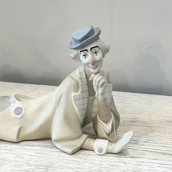 Lladro Clown with Beach Ball #4618 Retired Figurine 14 1/4" long Matte Finish - Picture 2 of 11